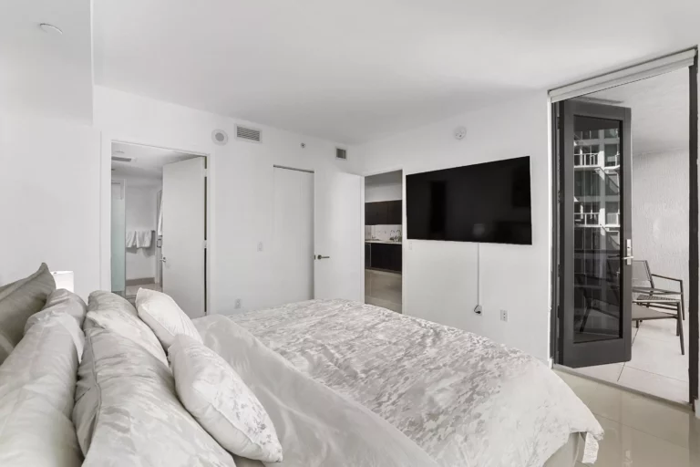 19) Unit with 1 Bedroom in the Heart of Brickell