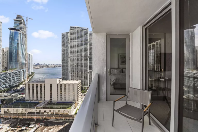 20) Unit with 1 Bedroom in the Heart of Brickell