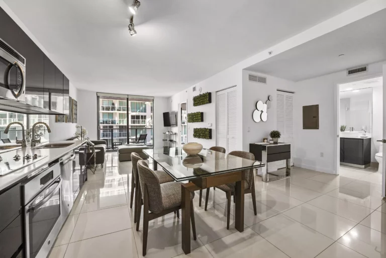 6) Unit with 1 Bedroom in the Heart of Brickell